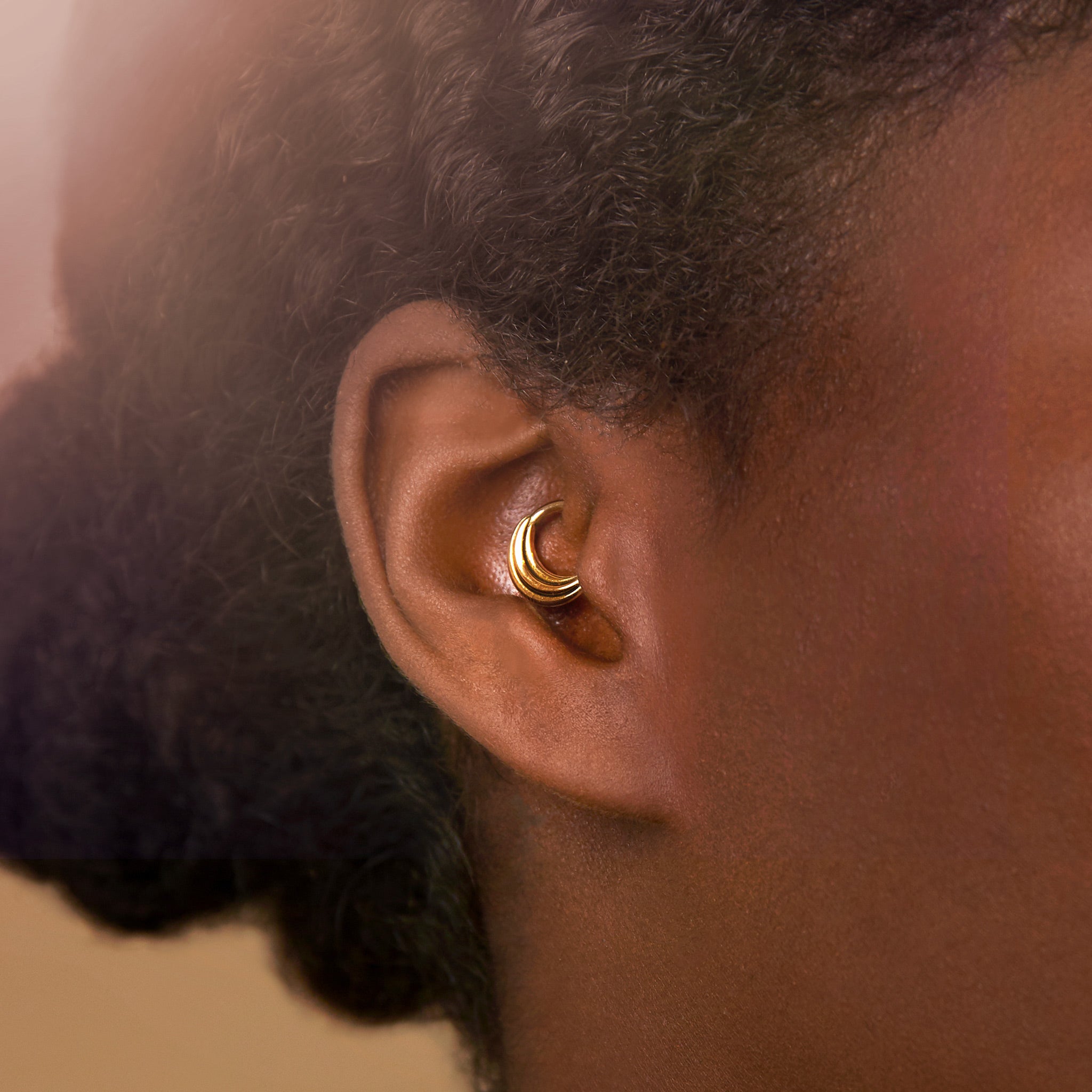 Front-facing chunky ridge 18k yellow gold ear piercing ring