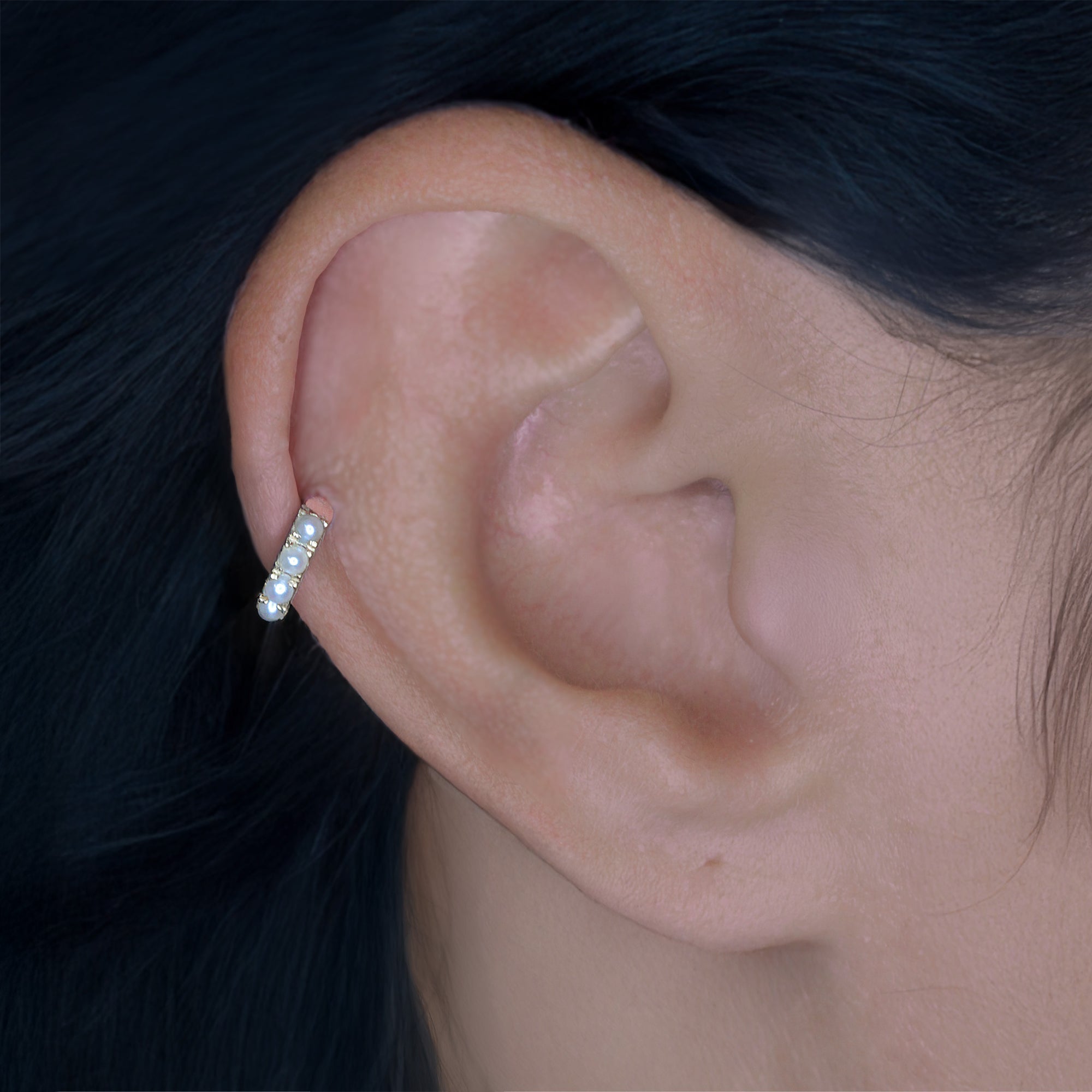 Woman wearing Luméa Ring Piercing in 18k gold with freshwater pearls – modern heirloom style