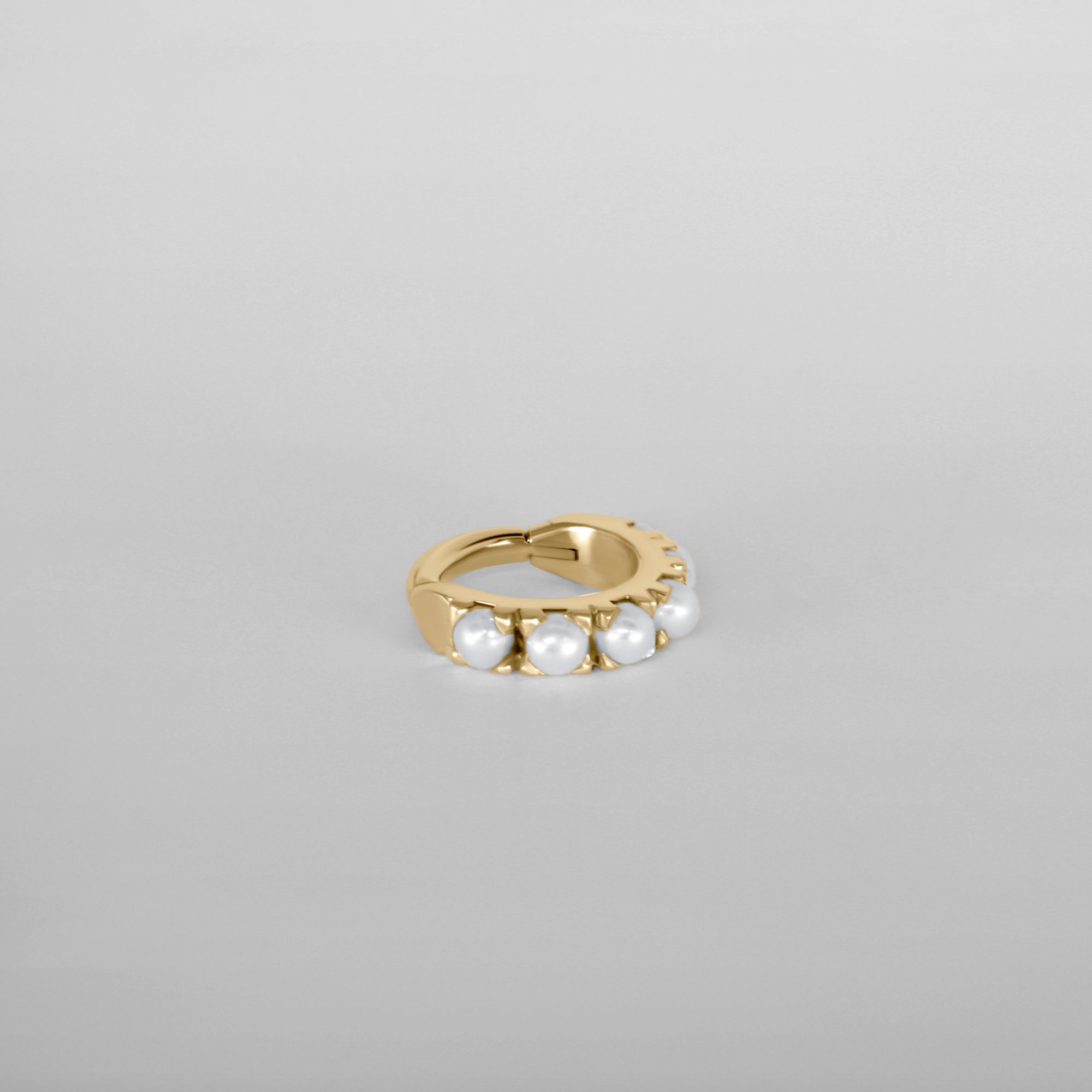 Luméa Ring Piercing in 18k gold with freshwater pearls – modern heirloom style
