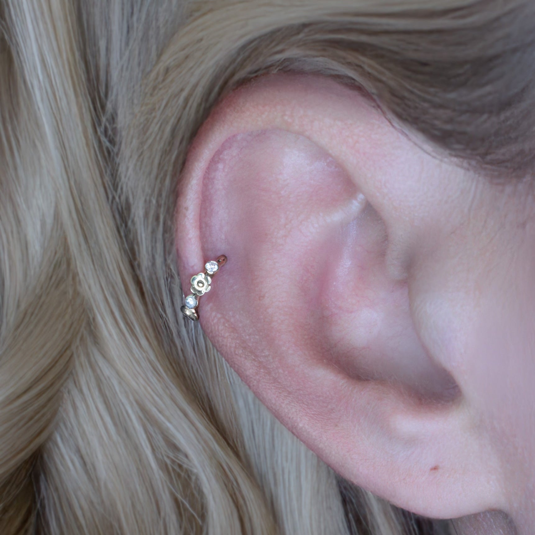 Close-up of a woman with Anneau Baya ring piercing in 18k white gold, handcrafted in Paris