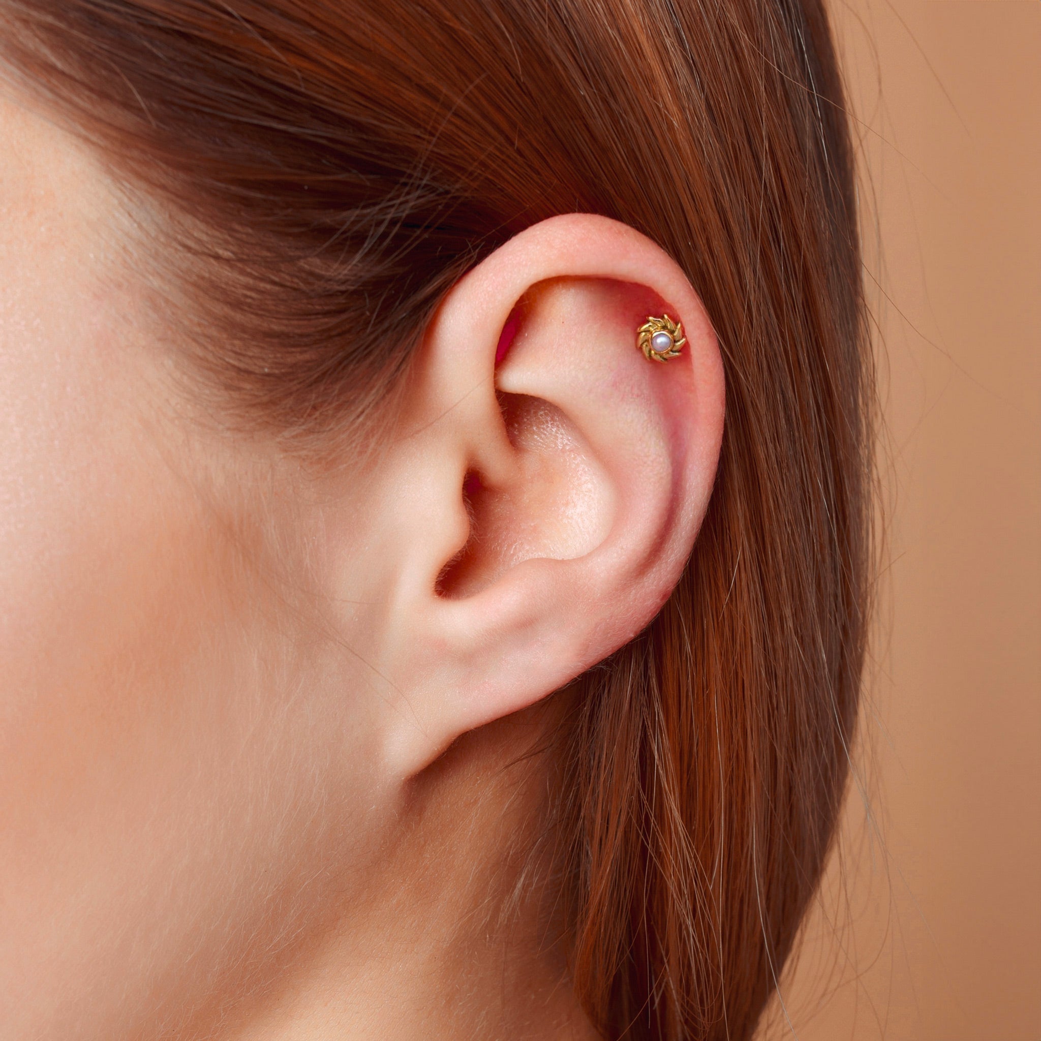 Mini sun ear piercing stud with pearl in 18k rose gold for tragus