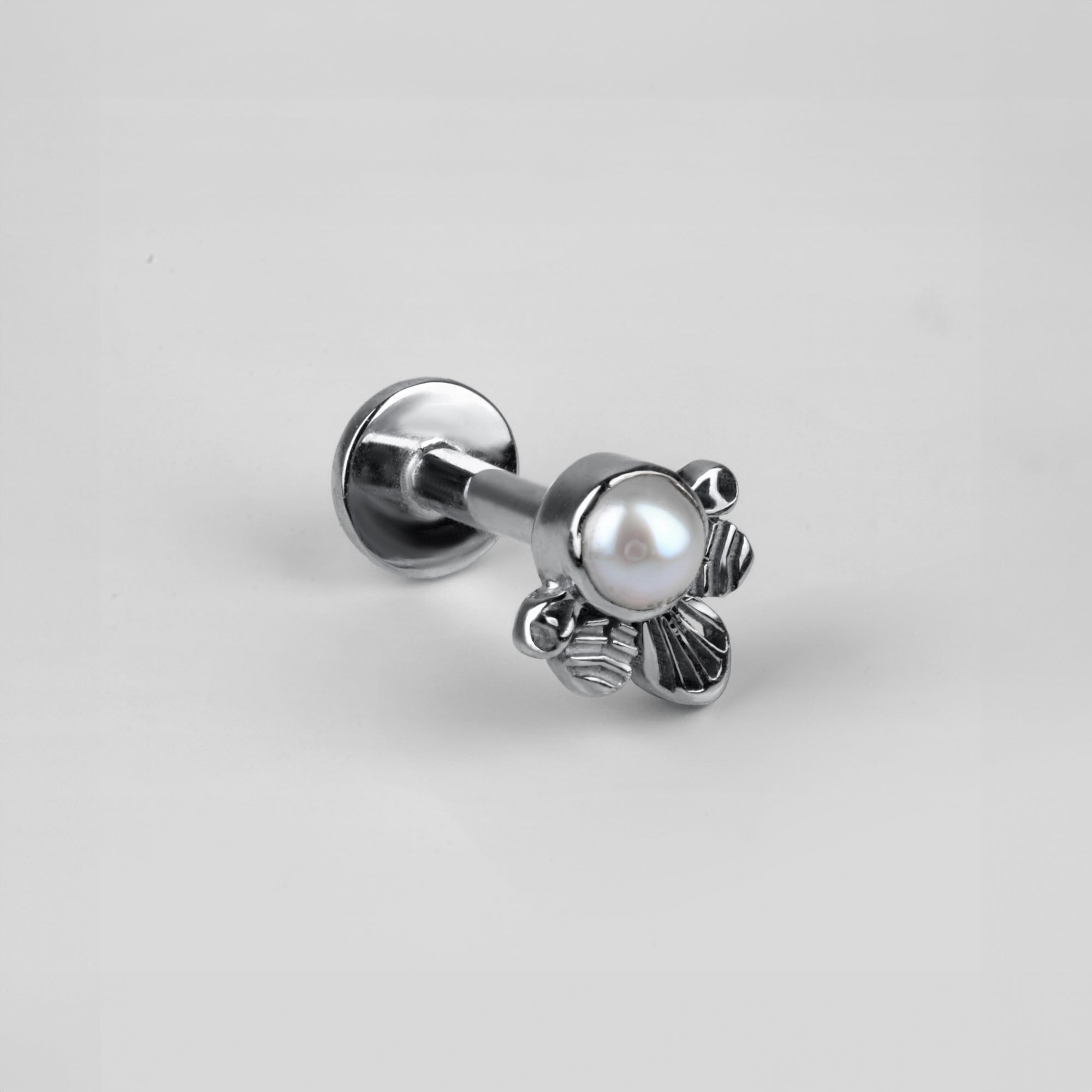 Elegant bee-inspired ear piercing stud 18k white gold with pearl