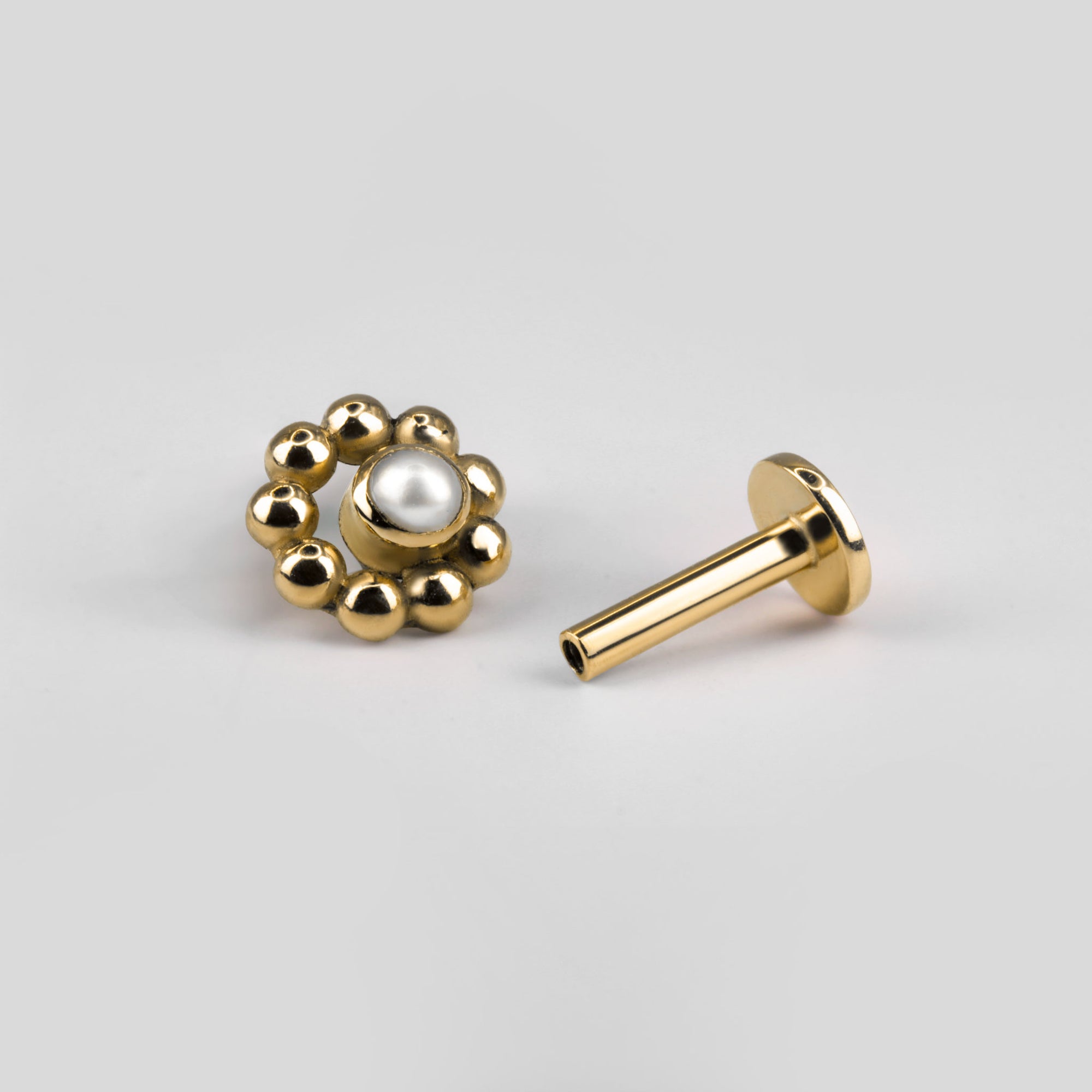 Circular beaded ear piercing in 18k yellow gold with pearl