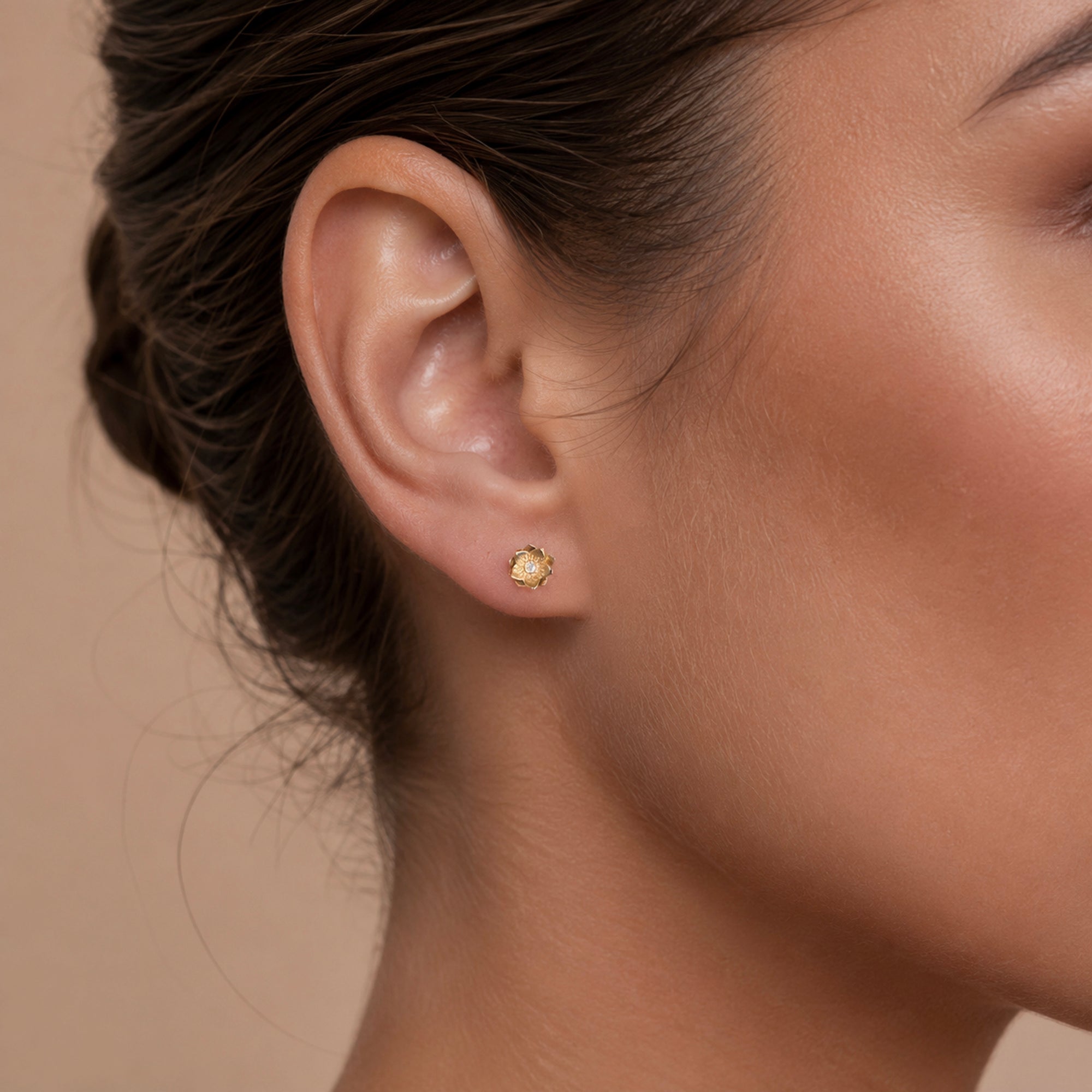 18k gold flower stud earring with diamond center, luxury ear piercing jewelry