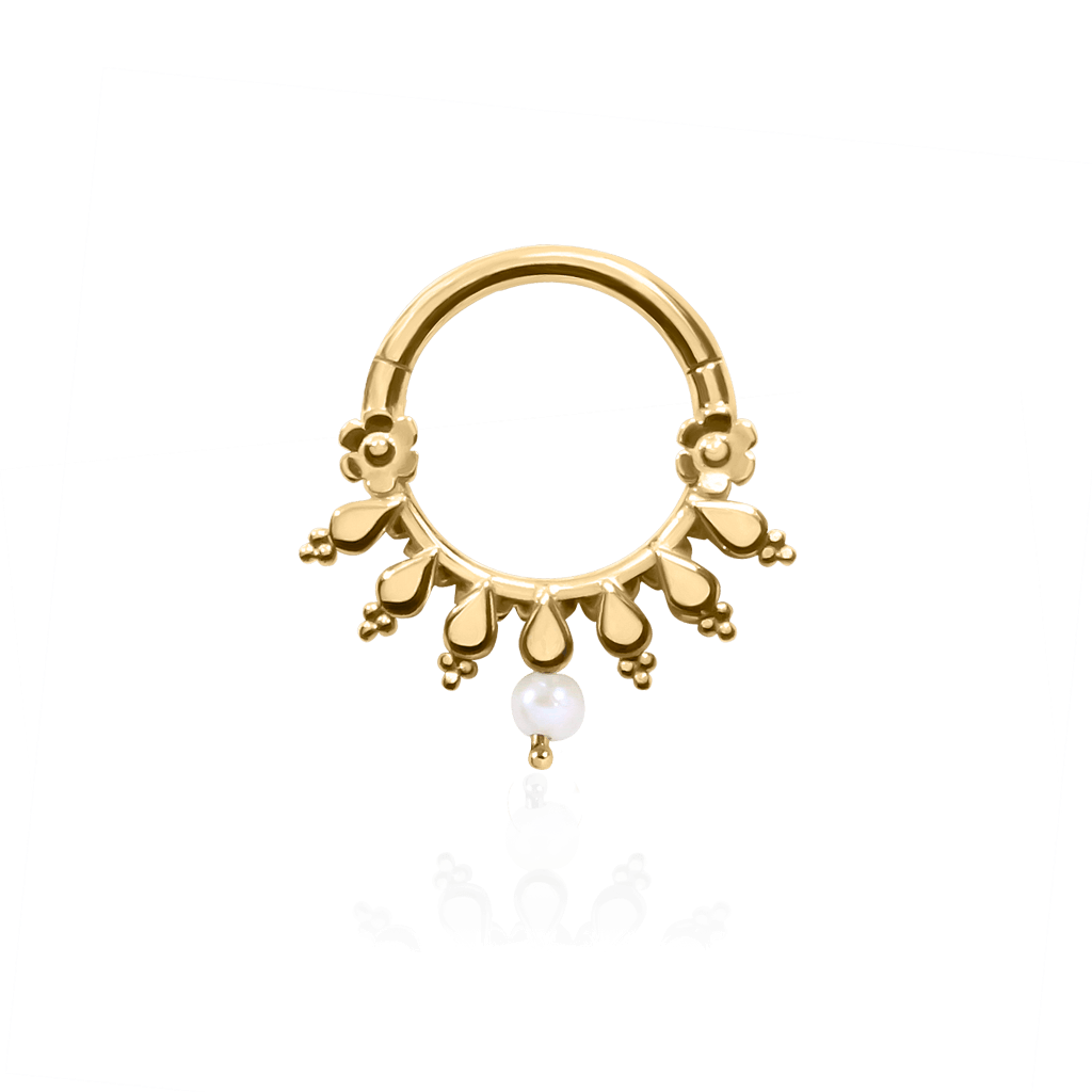 Front-facing 18k yellow gold piercing ring with radiant details with pearl