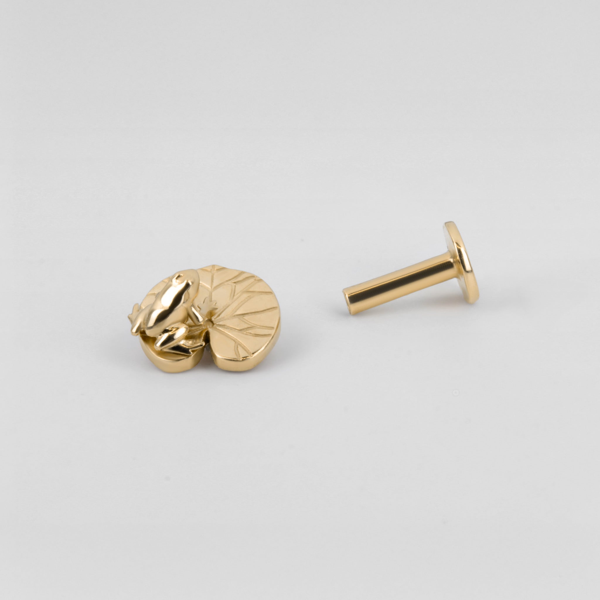 Frog on water lily leaf piercing stud in 18k yellow gold