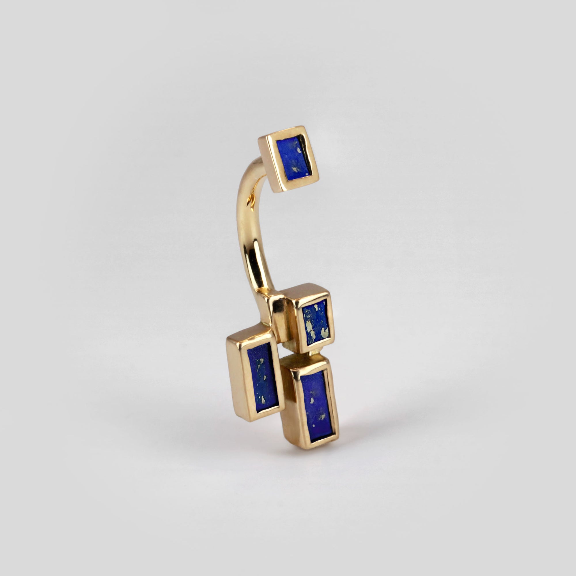 Geometric 18k yellow gold curved navel piercing with lapis lazuli