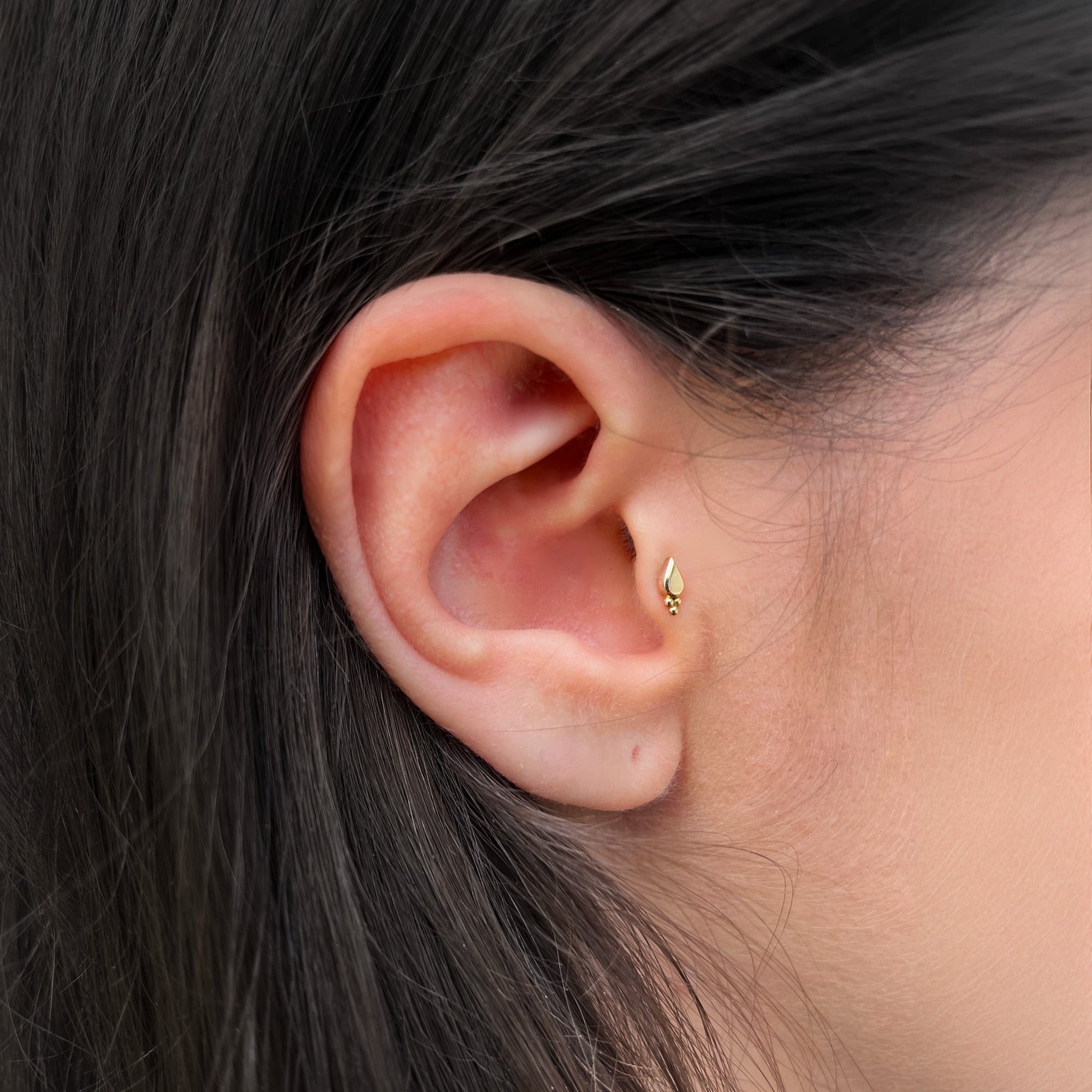 Teardrop-shaped 18k rose gold ear piercing stud with beads